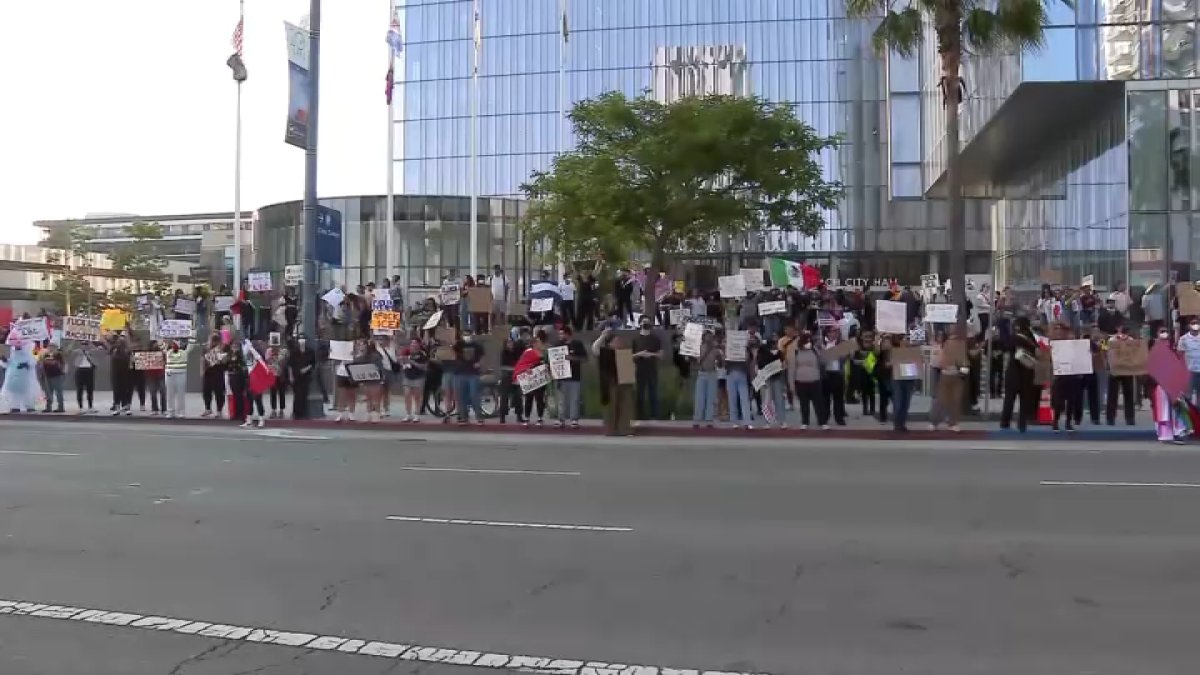 Protesters rally in Oxnard in opposition of immigration raids at agricultural fields – NBC Los Angeles