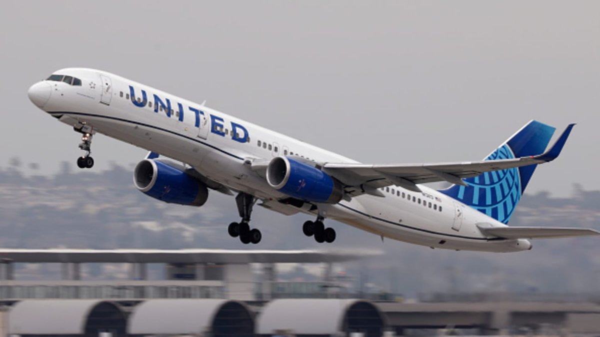 United Airlines Lowers 2025 Profit Forecast Amid Newark Constraints