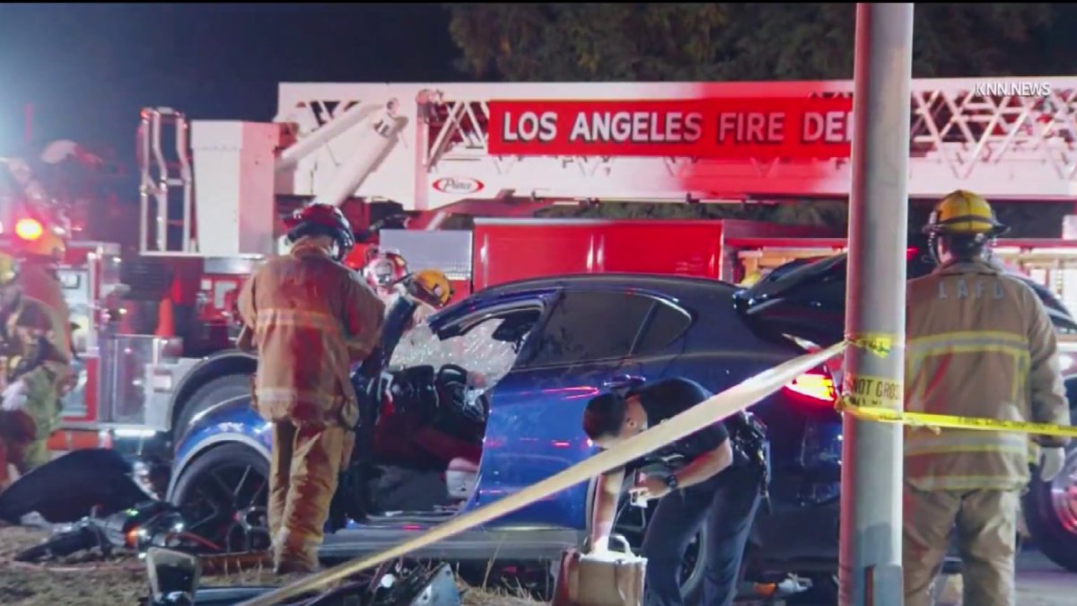 Driver leaves passenger behind after crash in Encino – NBC Los Angeles