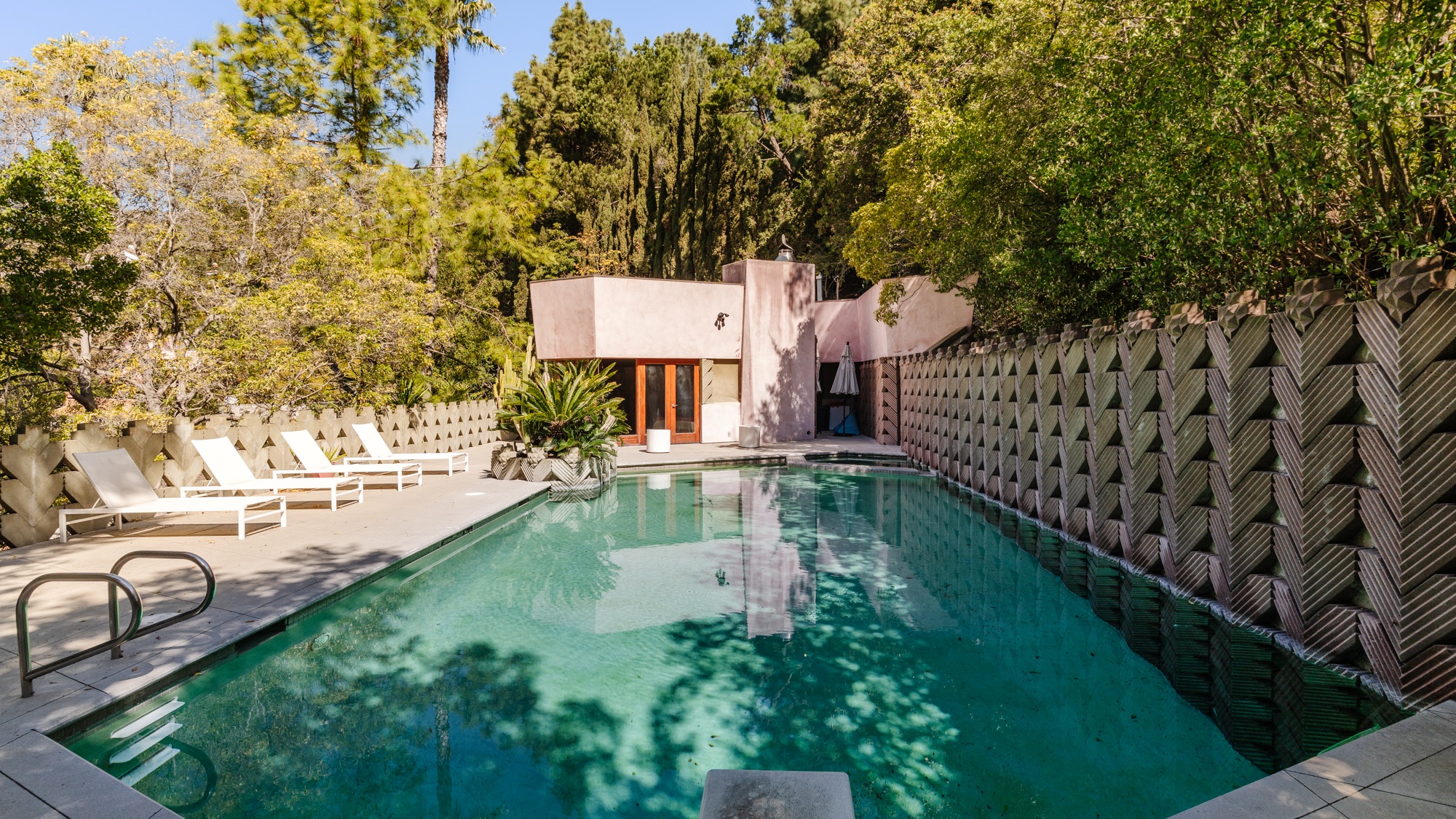 New on the market: Iconic filmmaker David Lynch's hillside