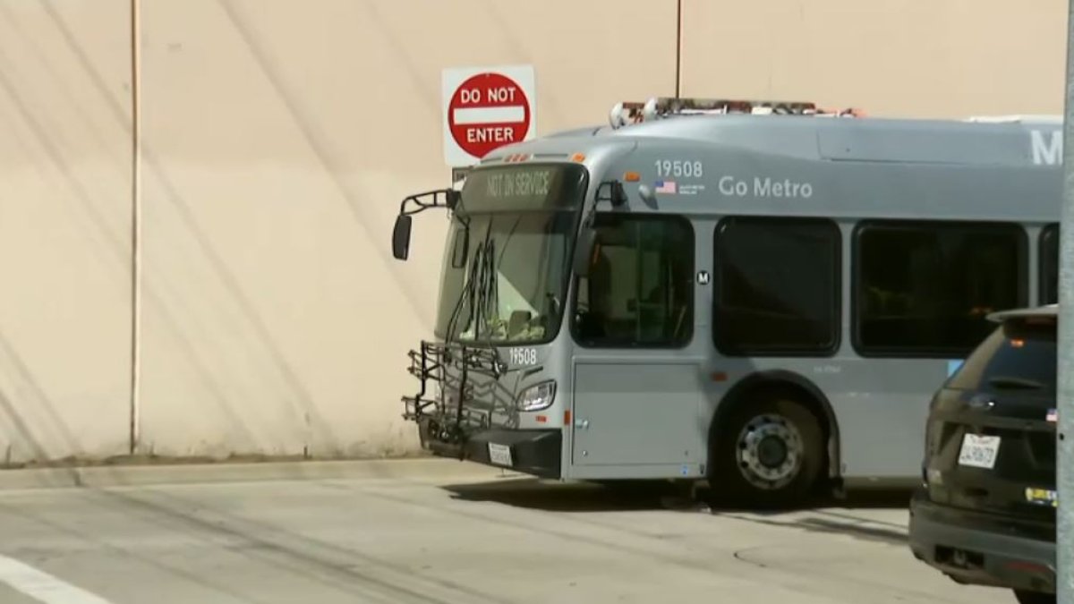 1 hospitalized in stabbing on Metro bus in North Hollywood – NBC Los ...