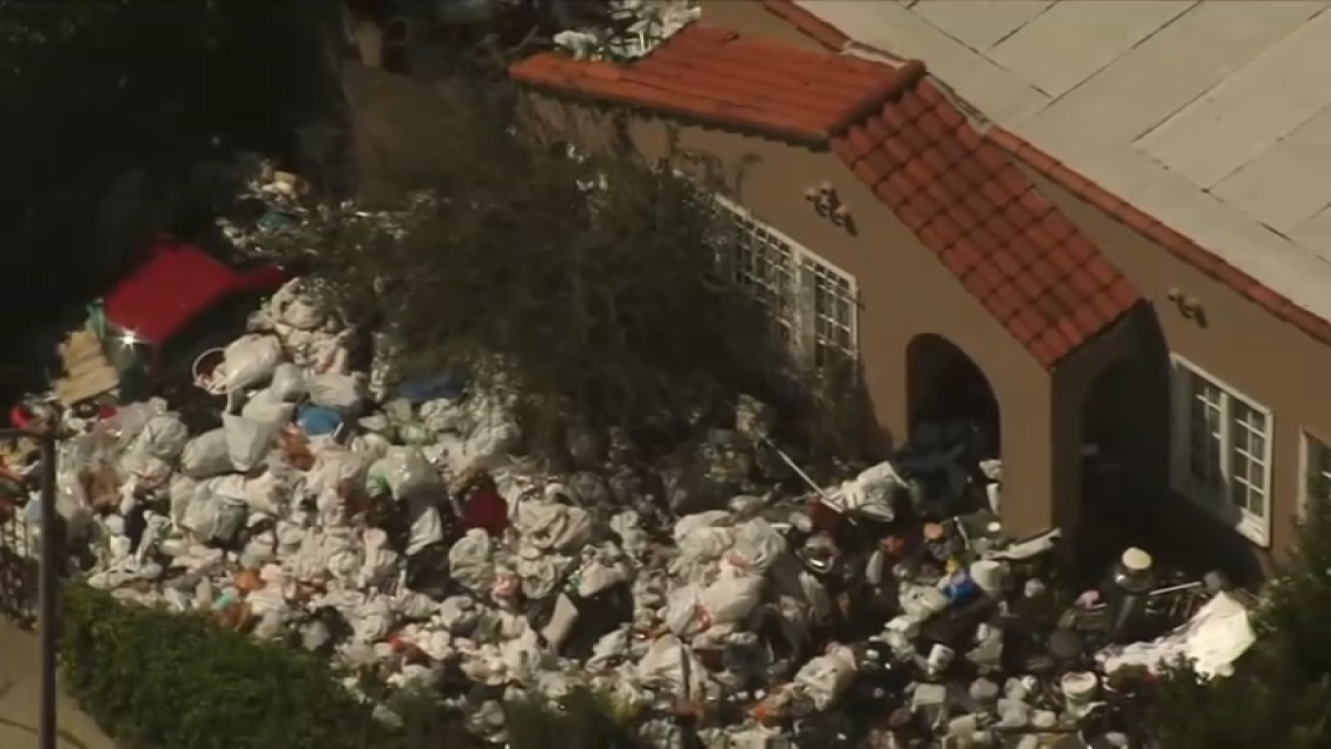 Los Angeles Fairfax Trash House Reaccumulates Garbage After Yearlong Cleanup