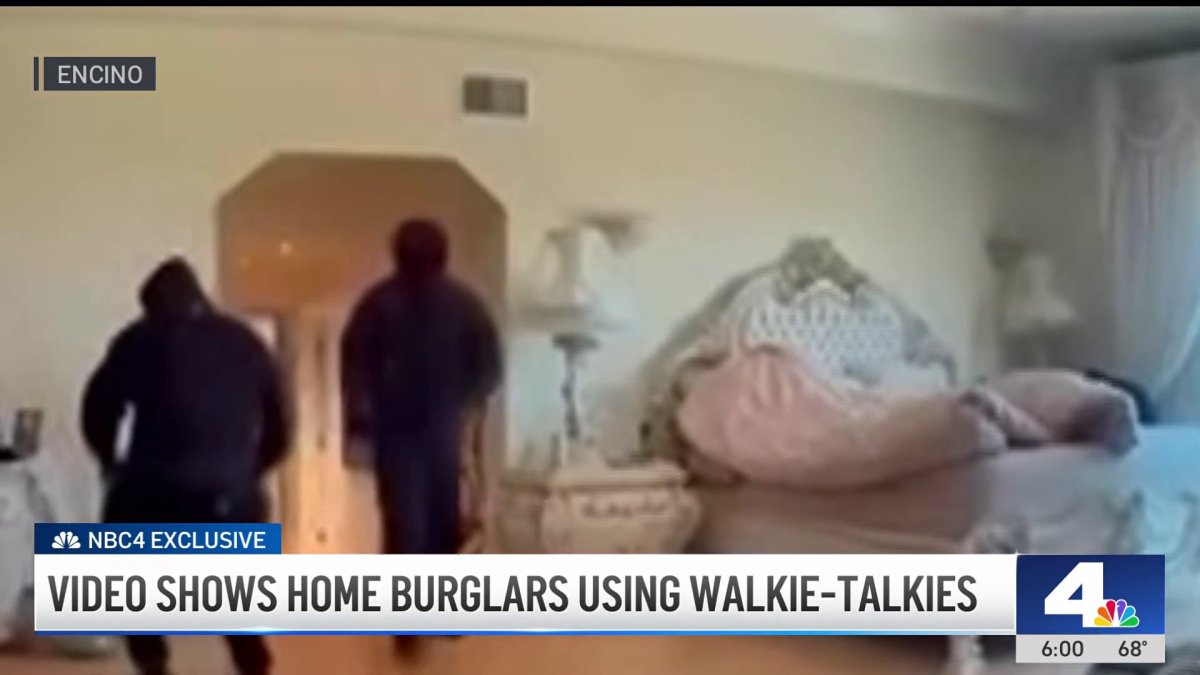 Burglars communicate on Walkie Talkie while stealing from Encino home ...