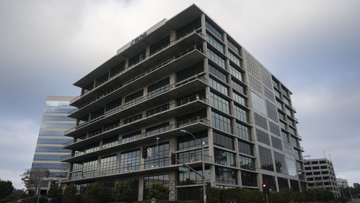 L’arrêt de la police est accusé d’avoir fait des menaces en ligne contre Tiktok HQ – NBC Los Angeles