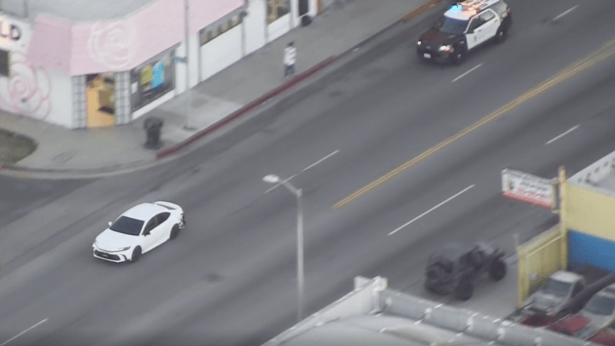 Police in pursuit of carjacking suspects in LA County – NBC Los Angeles