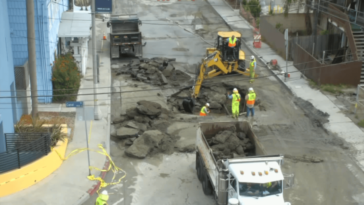Sinkhole opens on Venice street after water main break – NBC Los Angeles