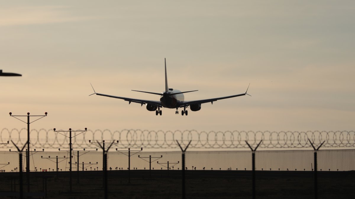 FAA ends brief pause on some flights into LAX