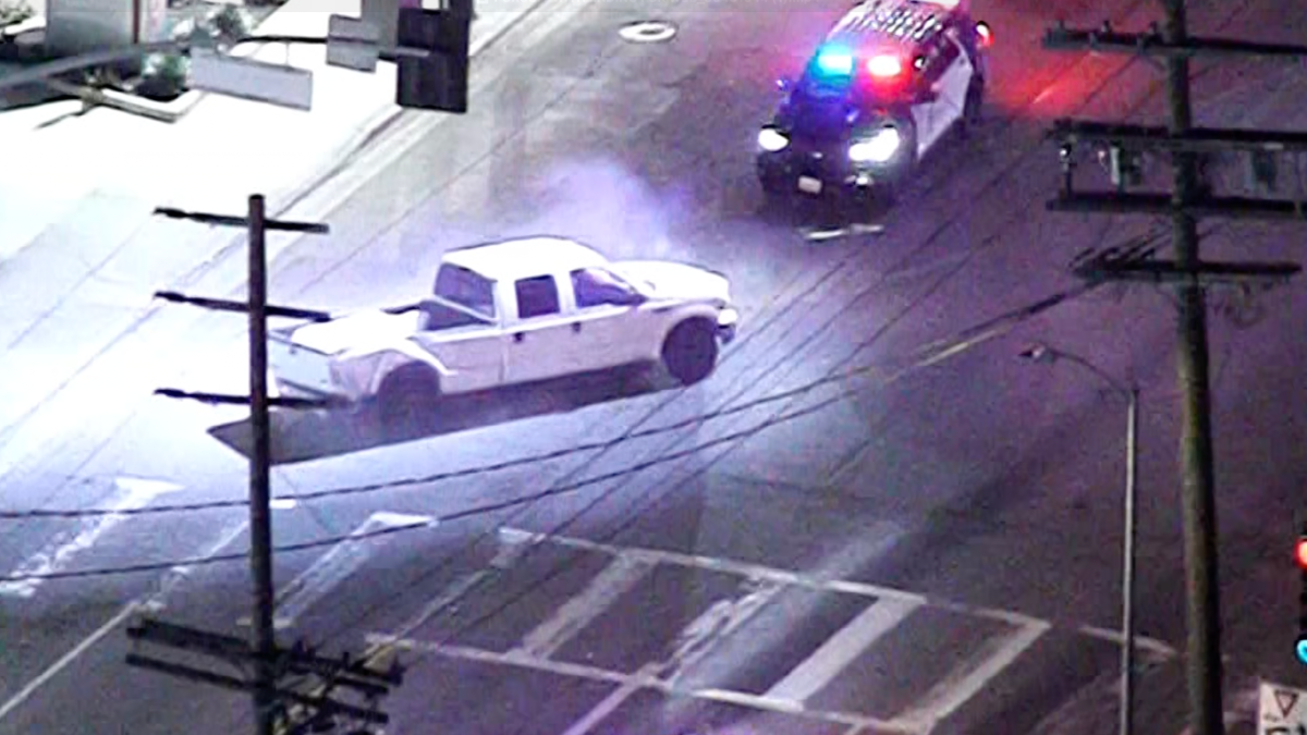 Conducteur d’une camionnette blanche en garde à vue après une poursuite dans le sud de Los Angeles – NBC Los Angeles