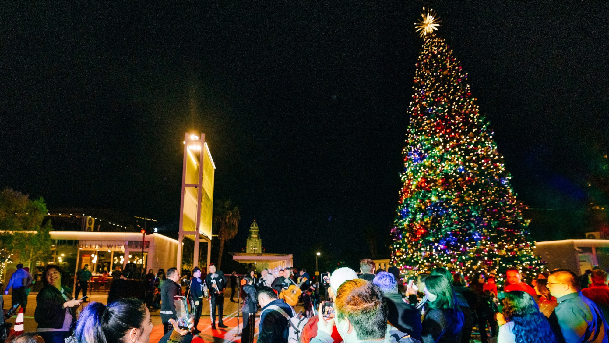 nbclosangeles.com - Alysia Gray Painter - LA County's joyful tree lighting, a merry Music Center tradition, will give back