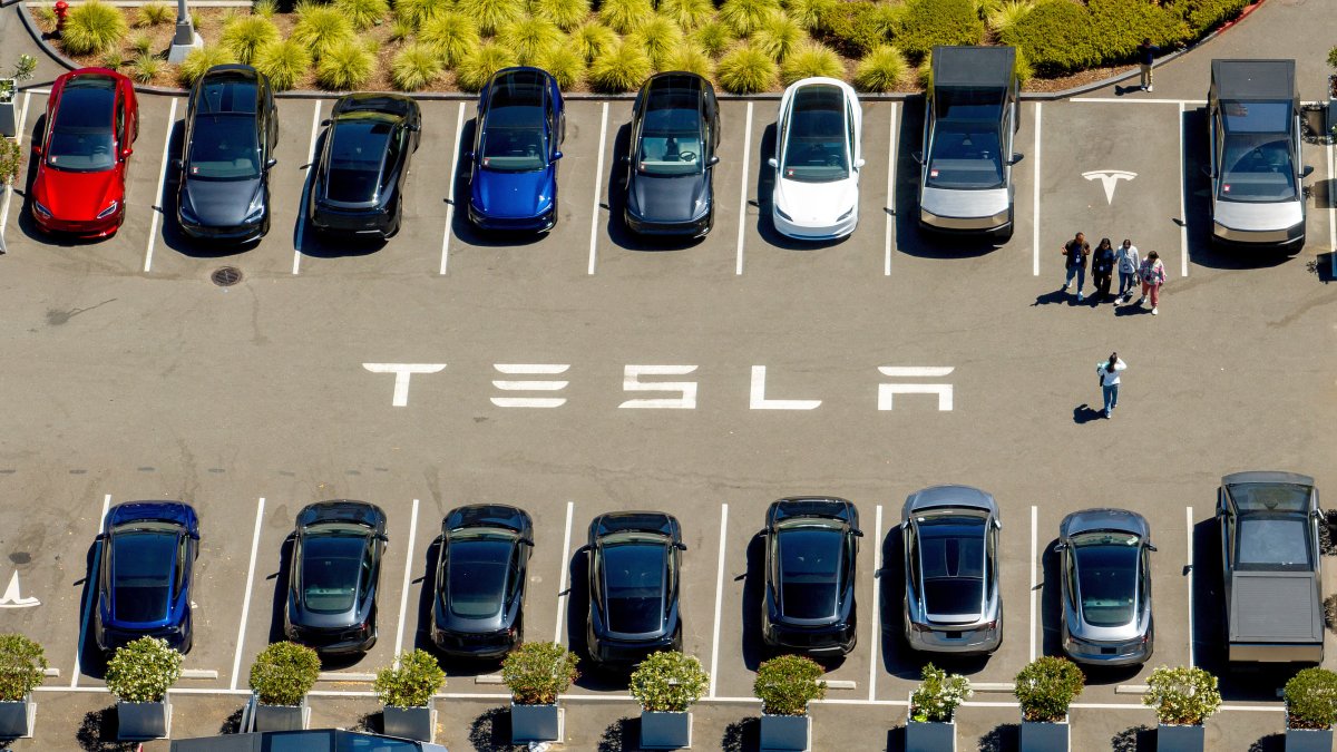 California threatens Tesla with 30-day suspension of sales license for deceptive self-driving claims
