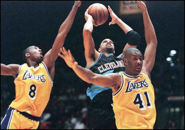 Cleveland Cavaliers player Chris Mills puts a shot