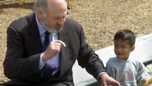 (Huntington Beach, CA) (4/21/03) (l to r) Rob Reiner, chairman of the First 5 California, sits on the side of the sand box as he talks with Armando Melchor, 3, as he plays at Oak View PreSchool and Education Resource Center in Huntington Beach. Reiner toured the center and talked with the media about the Children and Families Initiative.  (Photo by Robert Lachman/Los Angeles Times via Getty Images)