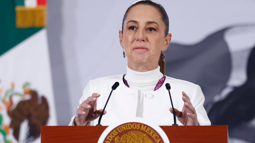 La presidenta de México Claudia Sheinbaum, habla durante una rueda de prensa este lunes en Palacio Nacional de la Ciudad de México (México). EFE/Sáshenka Gutiérrez