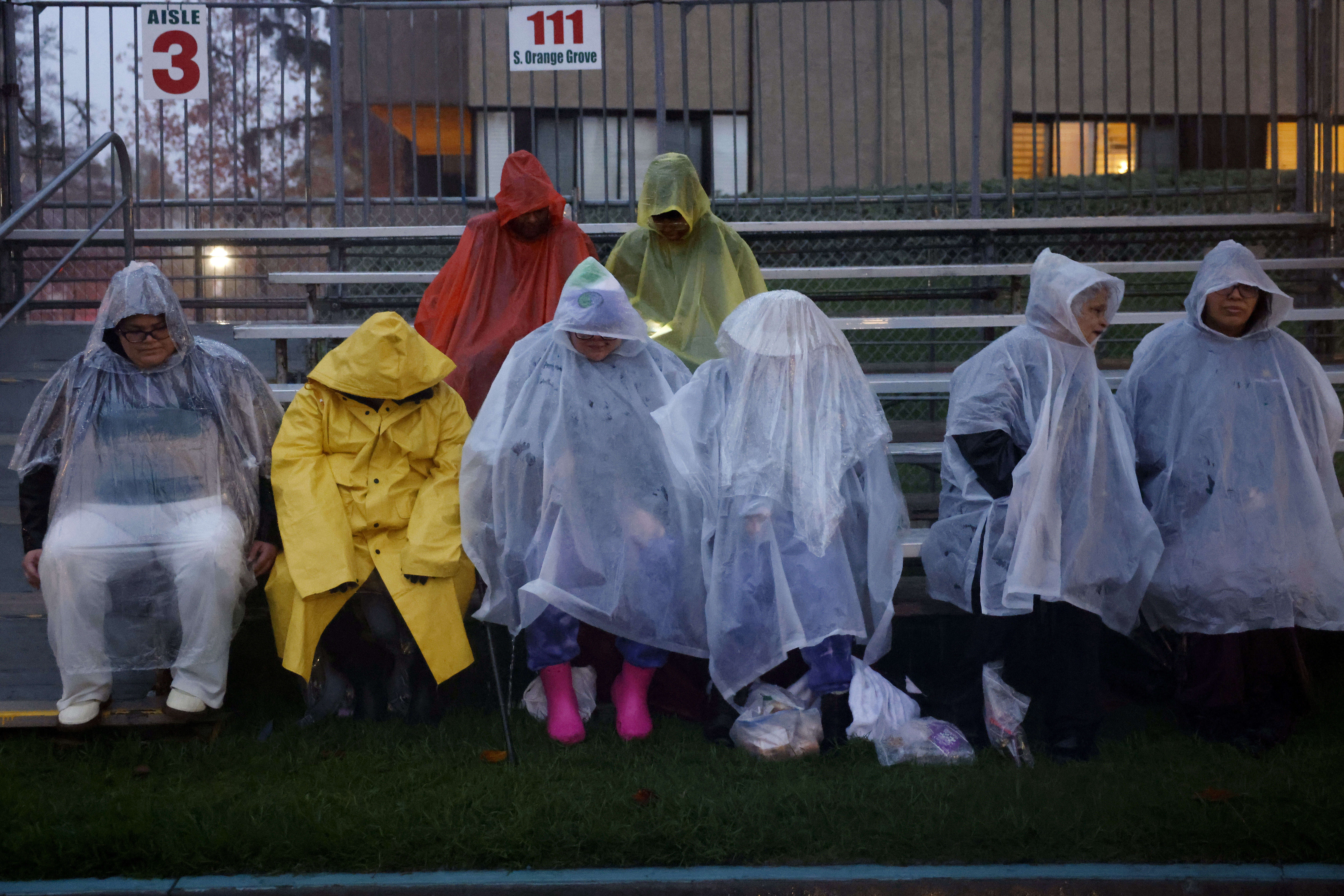 Photos: Rain doesn’t deter Rose Parade spectators from festivities ...