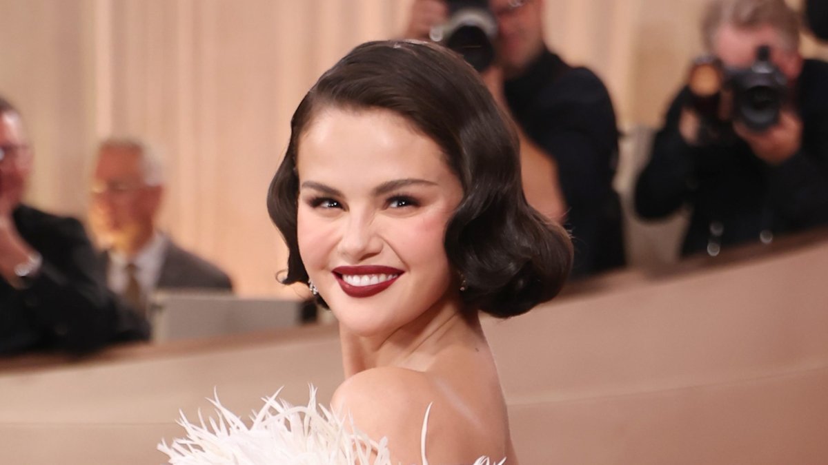 Selena Gomez’s Golden Globes red carpet look is&nbsp;spellbinding