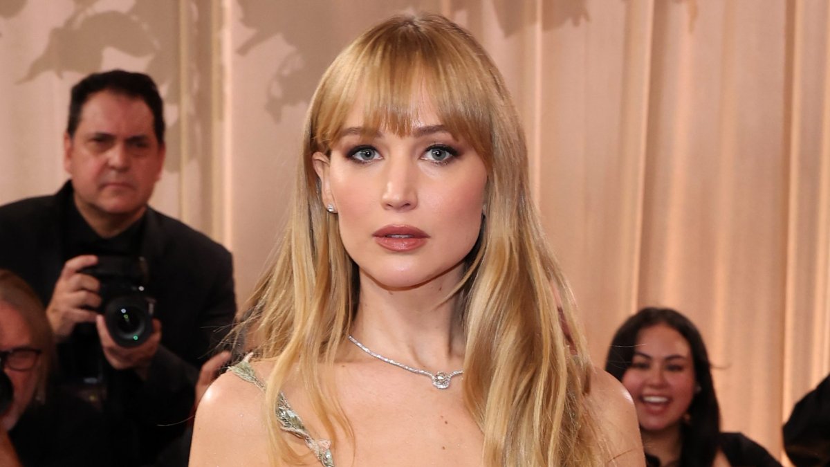 Jennifer Lawrence debuts riskiest look yet at Golden Globes