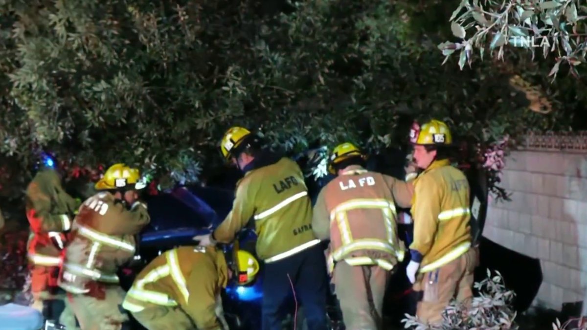 1 killed, 1 hospitalized in Woodland Hills crash