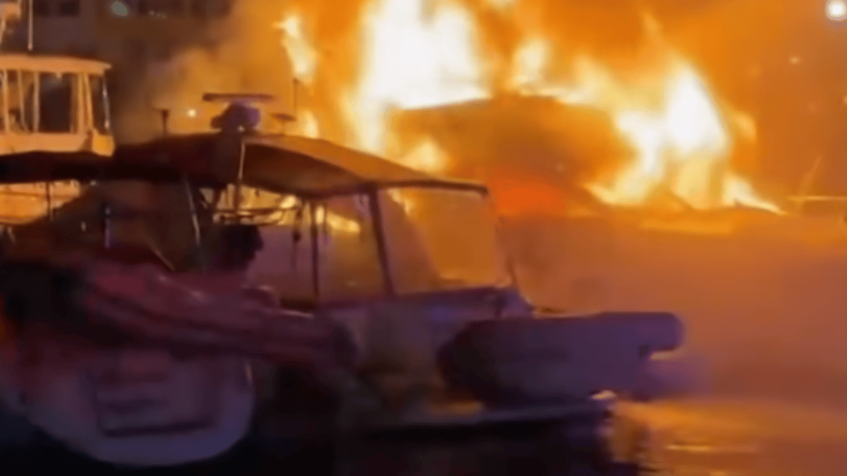 Fire engulfs 2 boats at Marina del Rey Marina – NBC Los Angeles