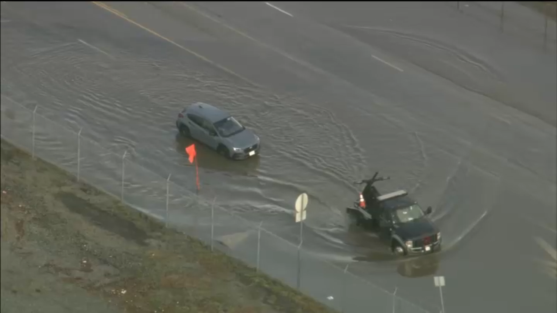 nbclosangeles.com - Helen Jeong - Two cars stuck in flooded roadway in North Hollywood