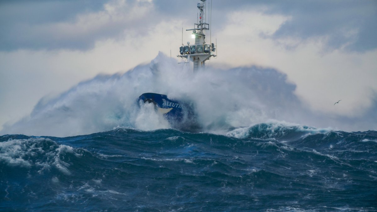 Deckhand on ‘Deadliest Catch’ boat dies while fishing in Alaska – NBC ...