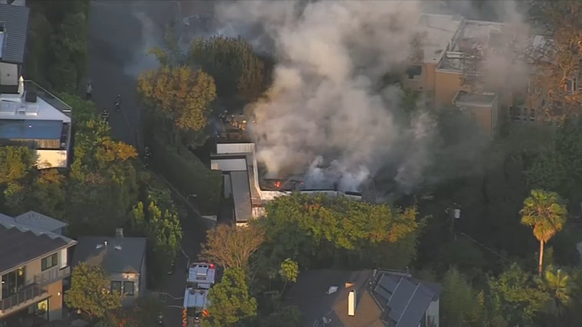 Firefighter hurt battling house fire in Hollywood Hills – NBC Los Angeles