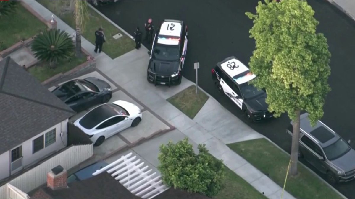 Man arrested in deadly double-stabbing at Burbank home