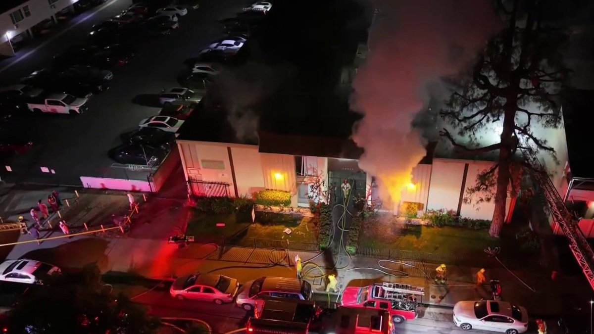 Fire damages Canoga Park apartments – NBC Los Angeles