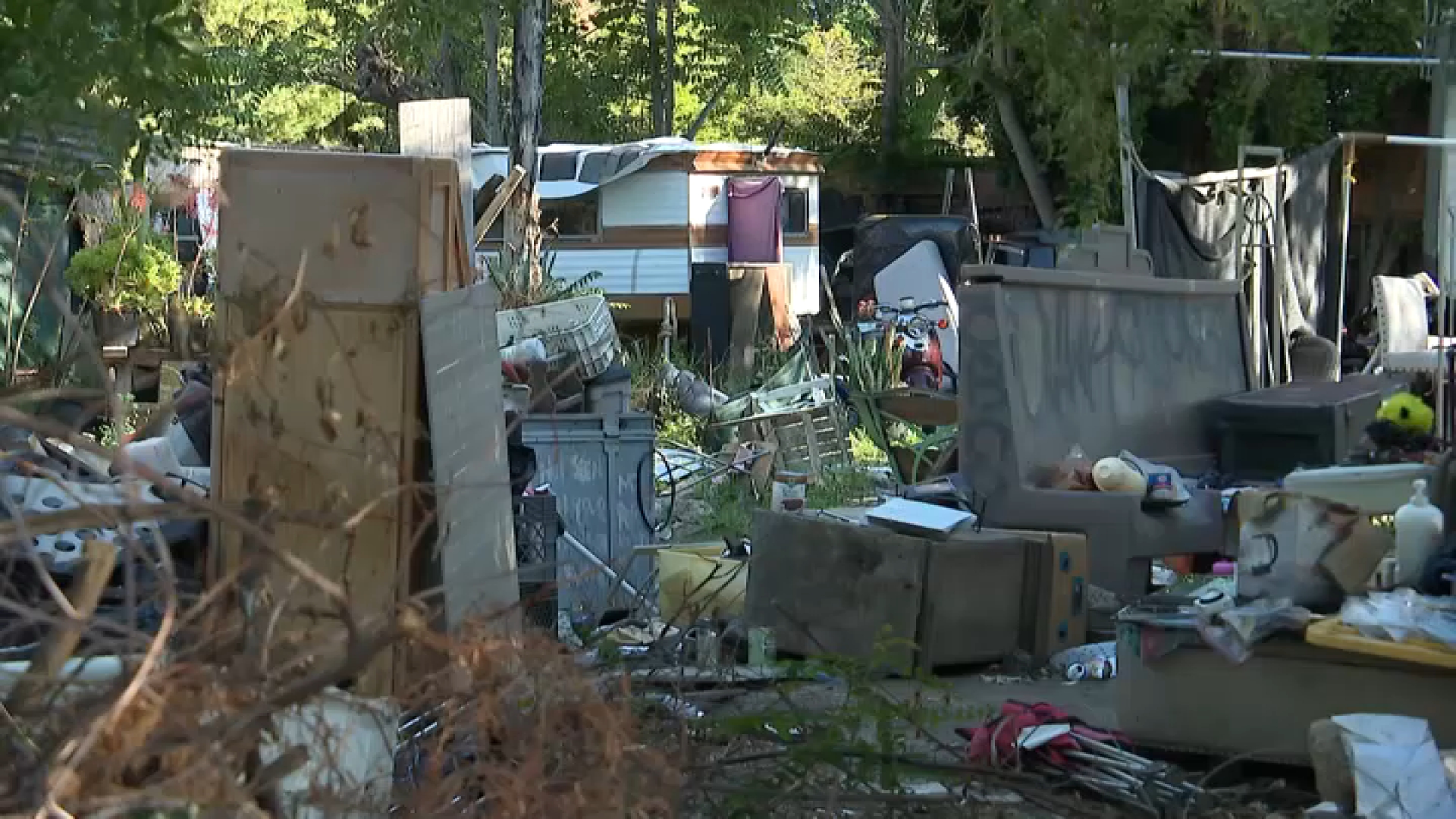 nbclosangeles.com - Darsha Philips, Karla Rendon - North Hollywood residents say vacant lot has been neighborhood nuisance