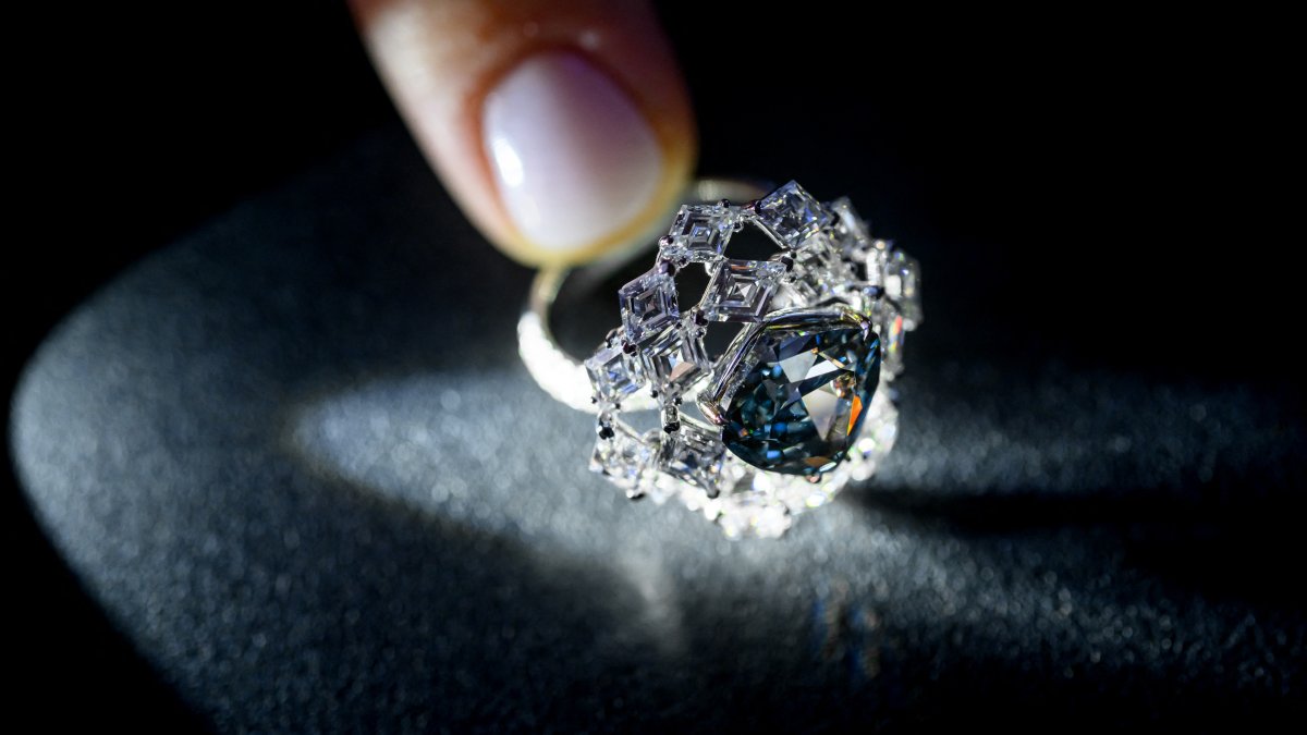Largest vivid blue-green diamond sells for record $17.3 million – NBC ...