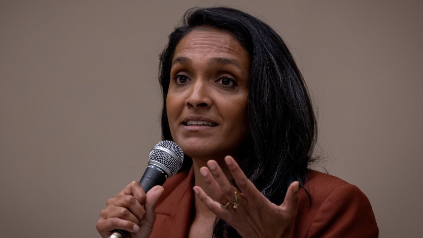 Sherman Oaks, CA, Estados Unidos — 5 de mayo de 2026: La concejala de Los Ángeles y candidata a la alcaldía, Nithya Raman, participa en un foro de candidatos organizado por la Asociación de Propietarios de Sherman Oaks en el Centro para Adultos Sherman Oaks East Valley, el martes 5 de mayo de 2026, en Sherman Oaks, CA. Tanto Raman como Bass compiten por el cargo de alcalde; las elecciones primarias se celebrarán el 2 de junio y las elecciones generales, el 3 de noviembre. (Eric Thayer / Los Angeles Times vía Getty Images)