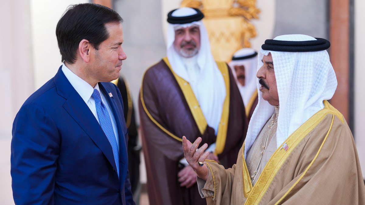 Iran attacks Bahrain and Kuwait after U.S. strikes – NBC Los Angeles Iran attacks Bahrain and Kuwait after U.S. strikes – NBC Los Angeles