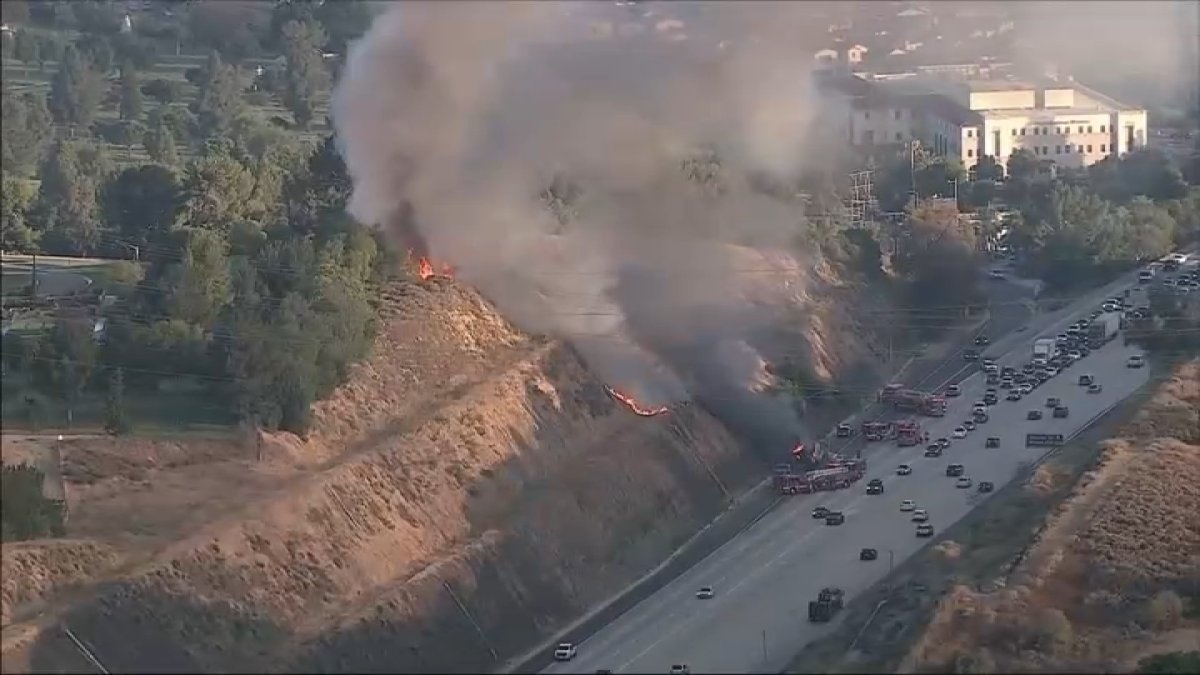 Fire burns near 405 Freeway in Mission Hills