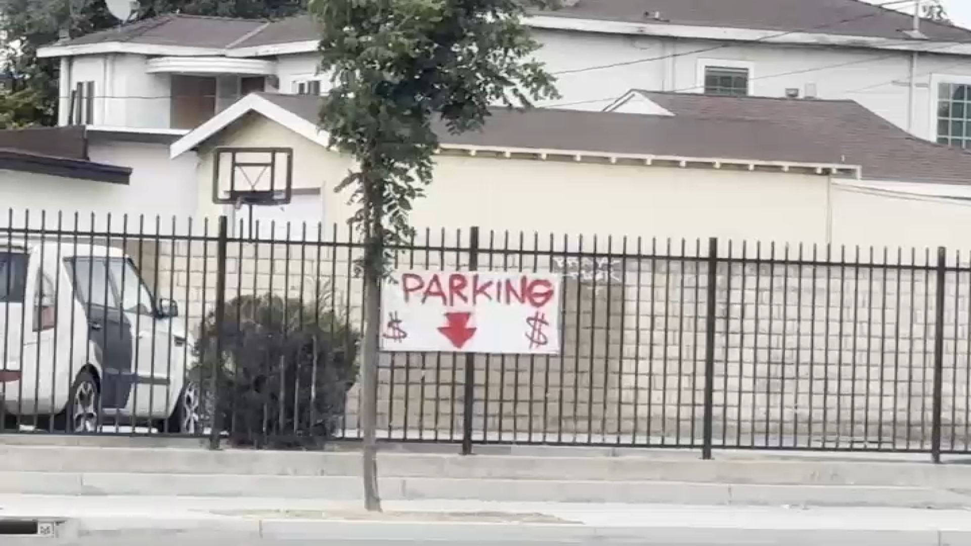 nbclosangeles.com - Karla Rendon - Inglewood residents rent their parking spaces to World Cup attendees, but city has a warning