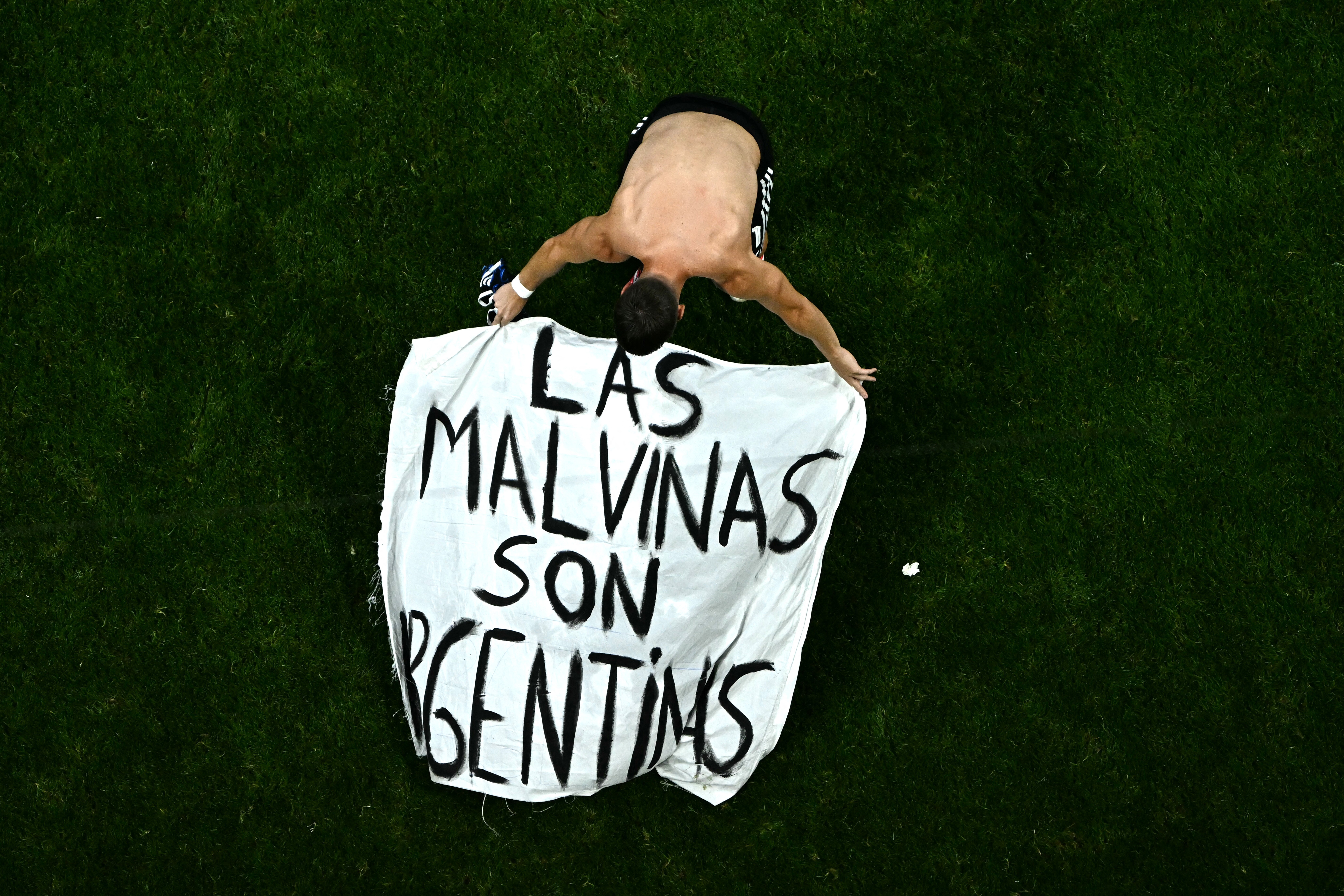 Argentina's win over England sparks political controversy over Malvinas banner