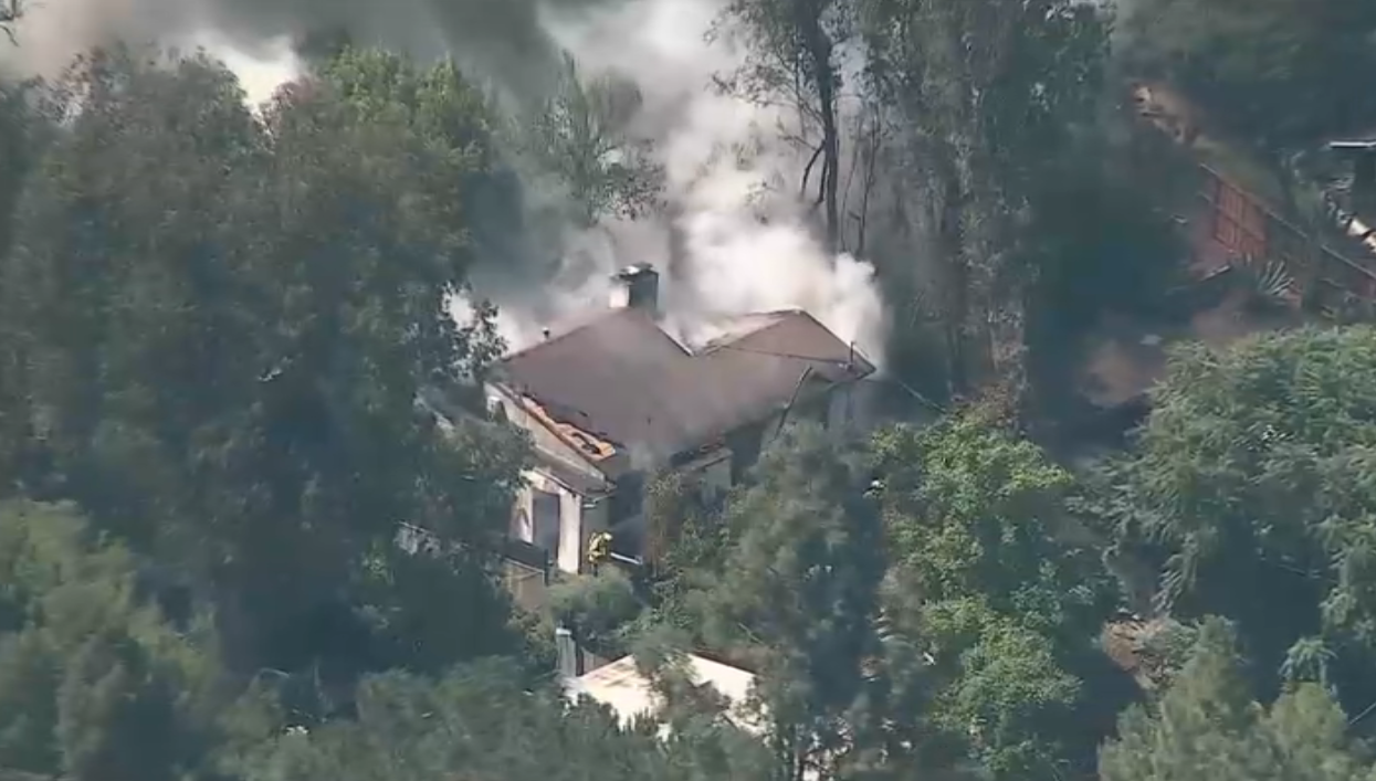 nbclosangeles.com - Jonathan Lloyd - Fire damages house, spreads to brush in Hollywood Hills