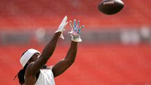 Cleveland Browns tight end Dae'Quan Wright warms up before a preseason NFL football game against the Buffalo Bills, Saturday, Aug. 22, 2026, in Cleveland. 