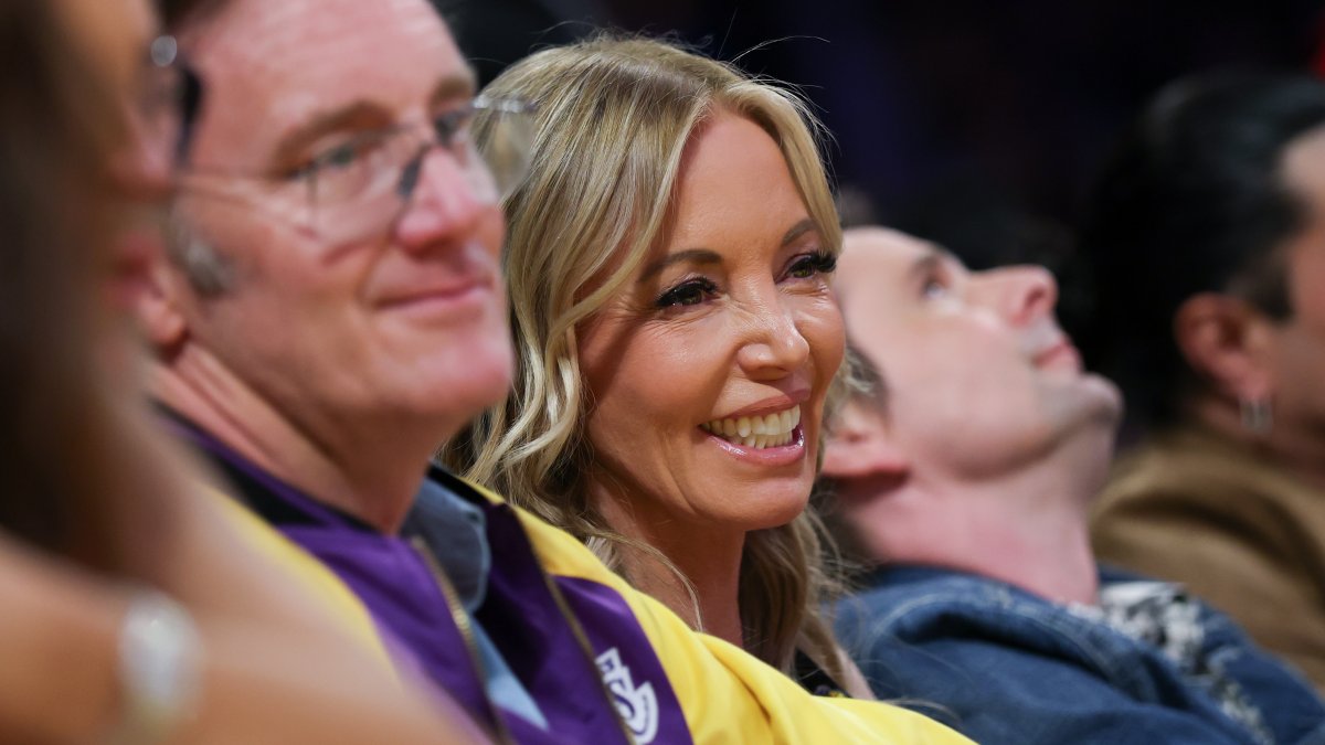 5 Buss siblings ‘remain united’ in decision to sell remaining stake in Lakers