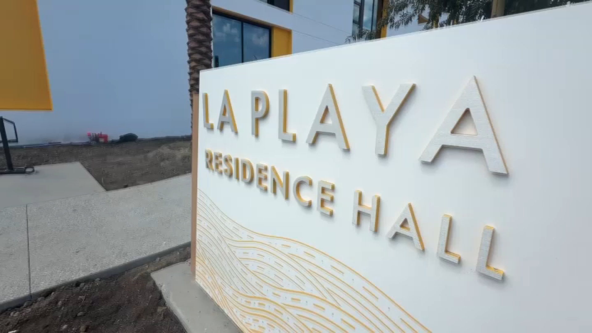 nbclosangeles.com - Mekahlo Medina - Some CSULB students housed in hotels as dorm finalizes construction