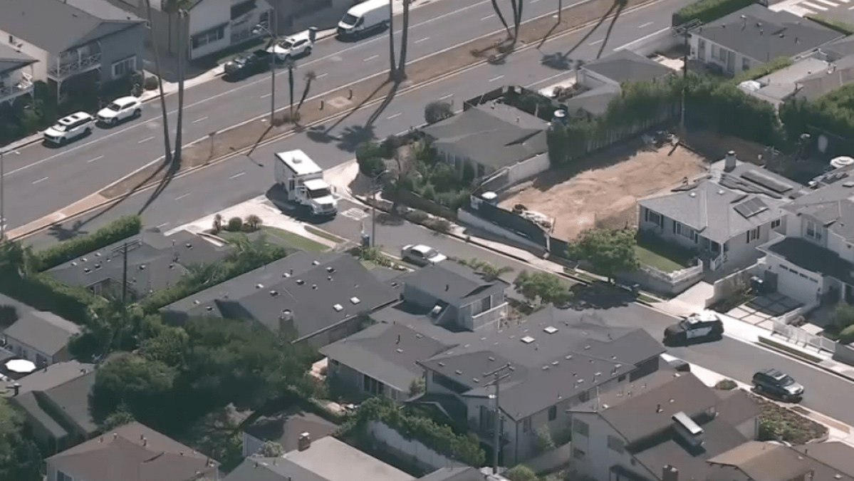 Bomb squad investigates possible explosive device in Manhattan Beach