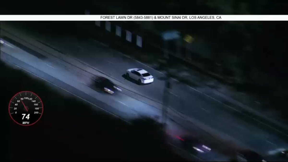LAPD chases vehicle near Griffith Park