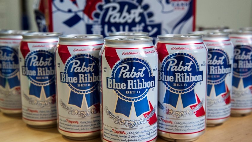 En esta ilustración fotográfica, latas de cerveza Pabst Blue Ribbon reposan sobre una mesa el 15 de noviembre de 2018 en la ciudad de Nueva York.