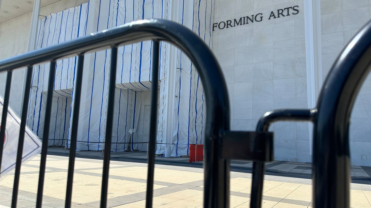 Fencing goes up around Kennedy Center building after Trump-aligned board votes to close it