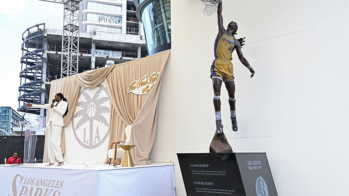 Sparks legend Lisa Leslie honored with statue outside Crypto.com Arena