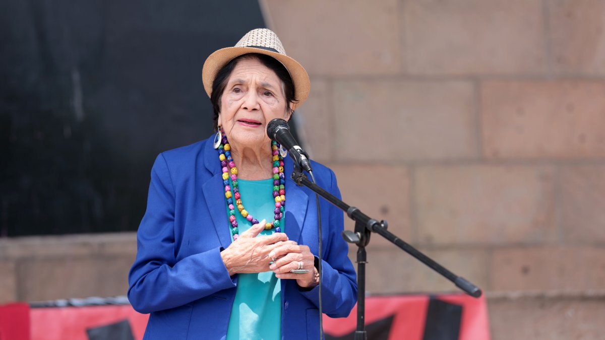 What Dolores Huerta's final moments were like, according to a friend