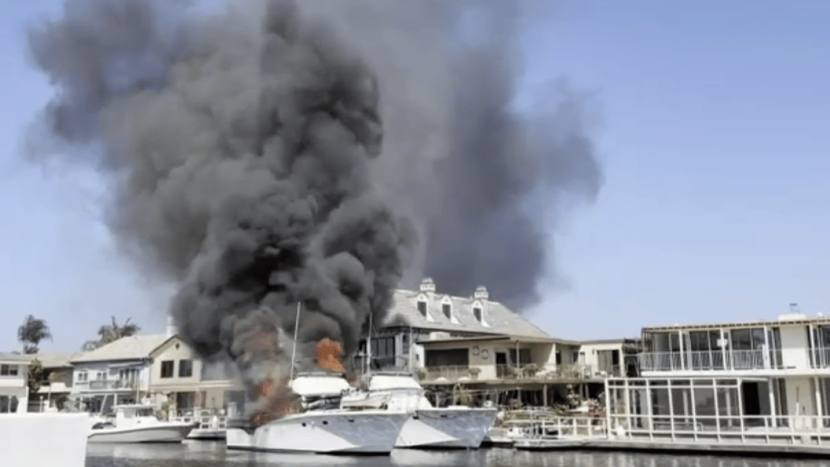 Boats catch fire, 1 sinks in Huntington Beach