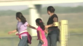 Detaining Children Who Cross US-Mexico Border With Parent Violates Settlement, Federal Judge Rules