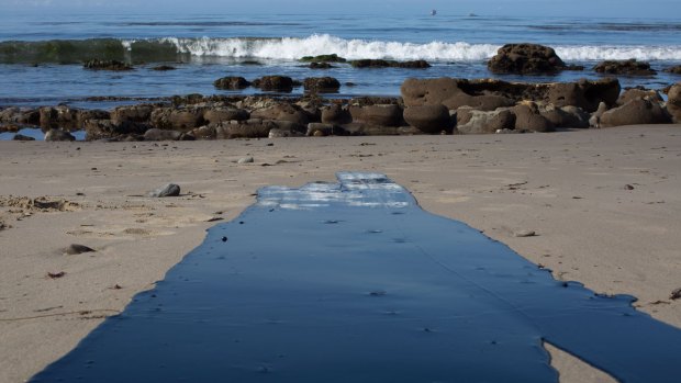 [NATL-LA] Broken Pipeline Spills Oil on Coastline Near Santa Barbara