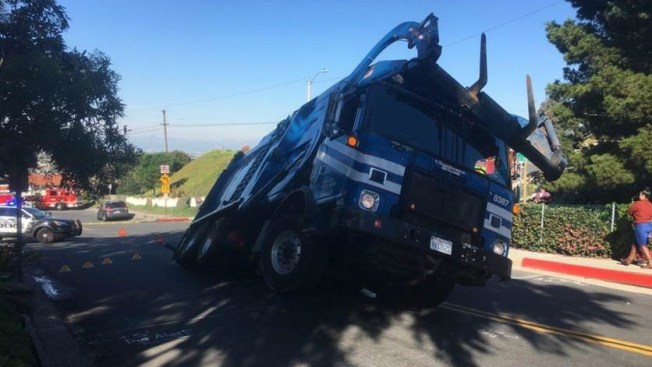 Trash Truck Falls Into Sinkhole In Torrance Nbc Southern