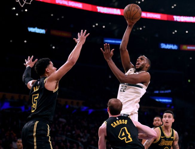 Without Giannis Bucks Beat Lebron Less Lakers Handedly - 